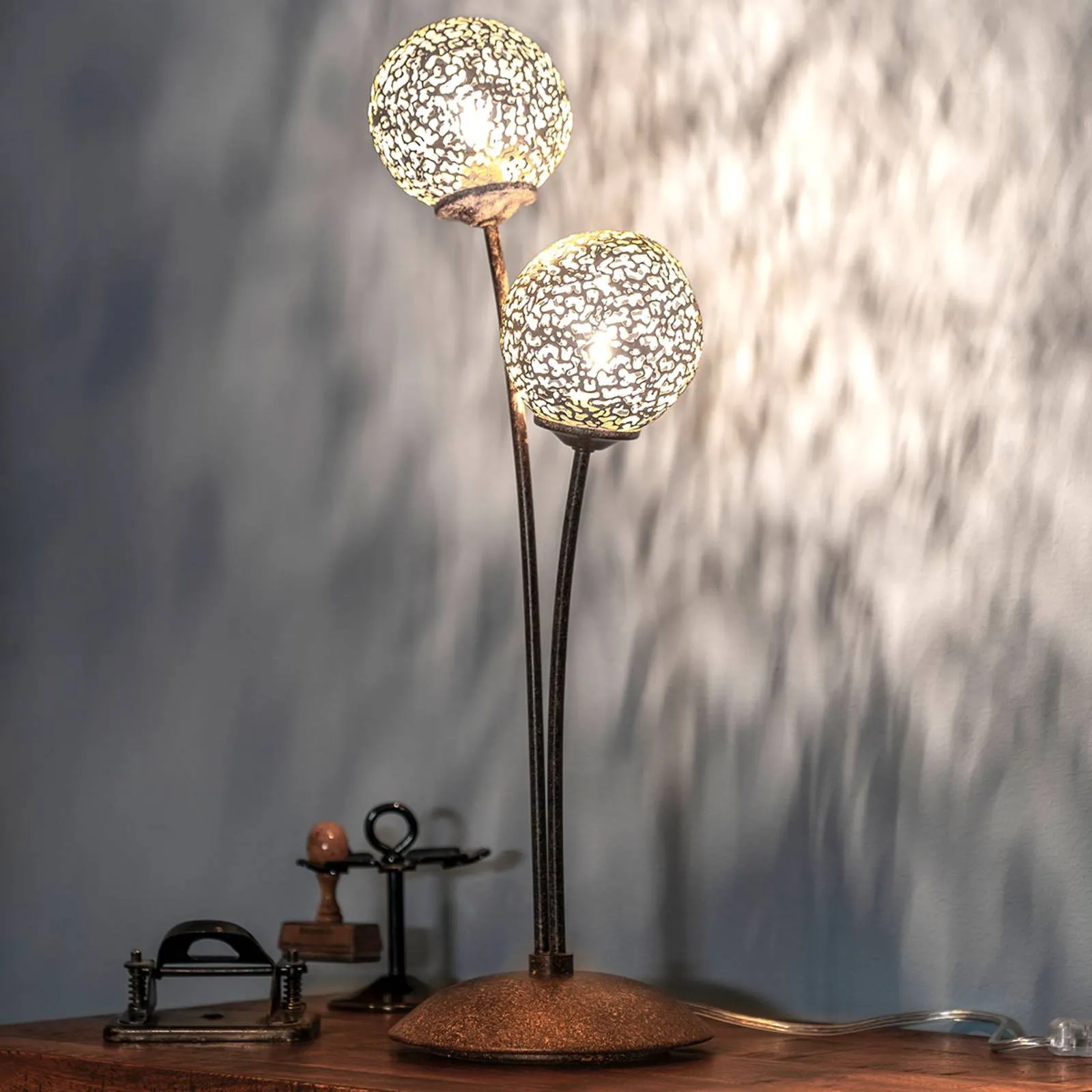 Greta table lamp with a rusty look, 2-bulb