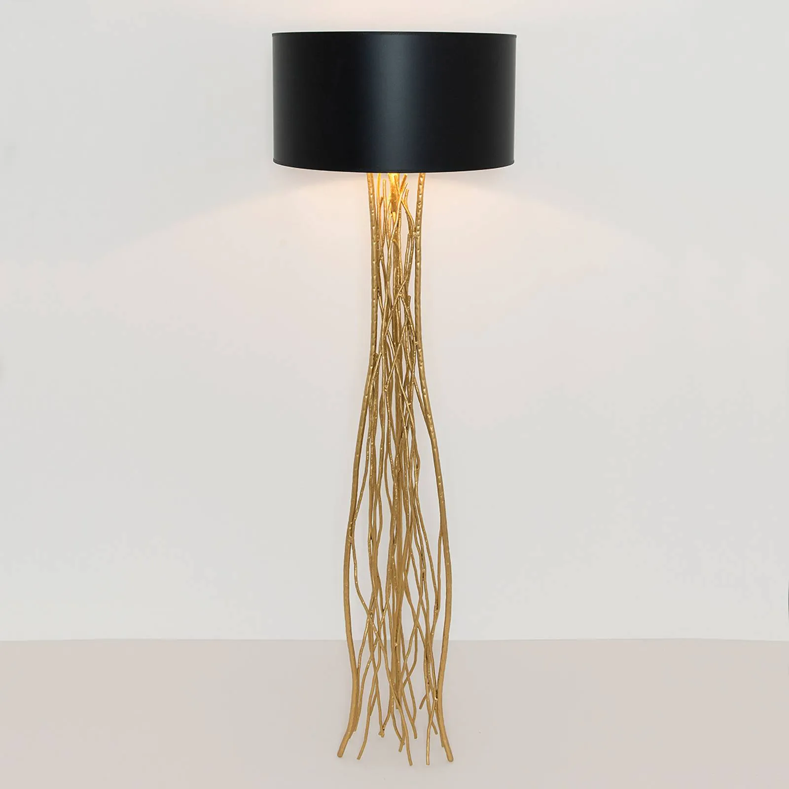 Capri floor lamp in black and gold
