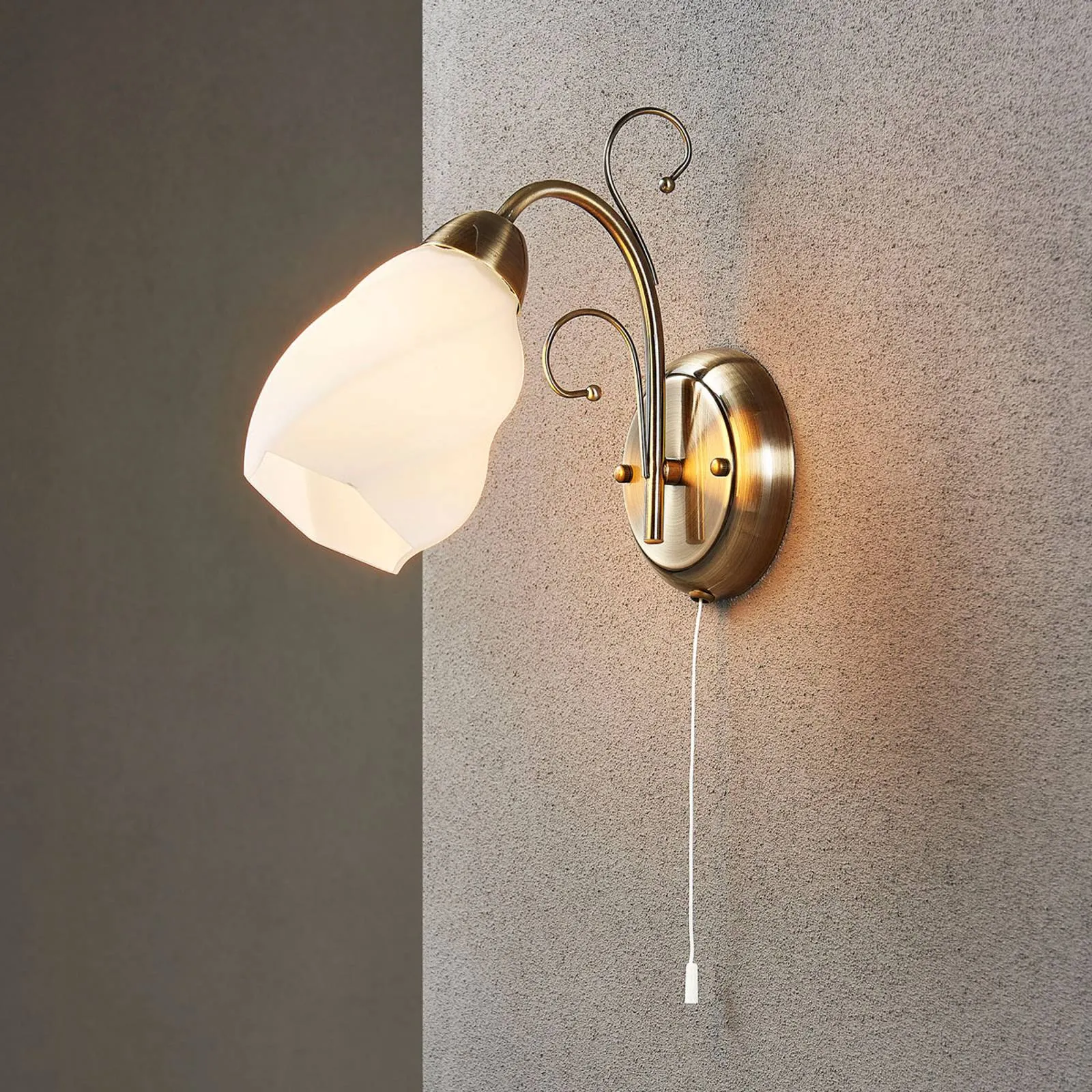 Wall lamp Amedea in a romantic style