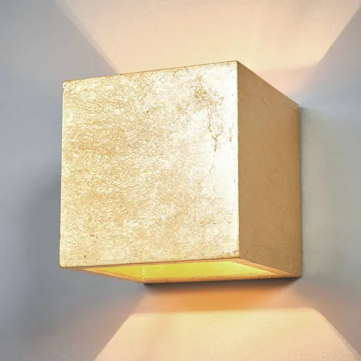 Cube-shaped wall light Yade, golden