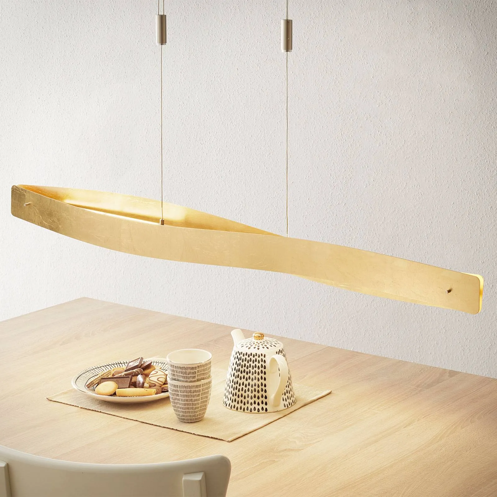 Curved LED hanging light Lian with a golden look