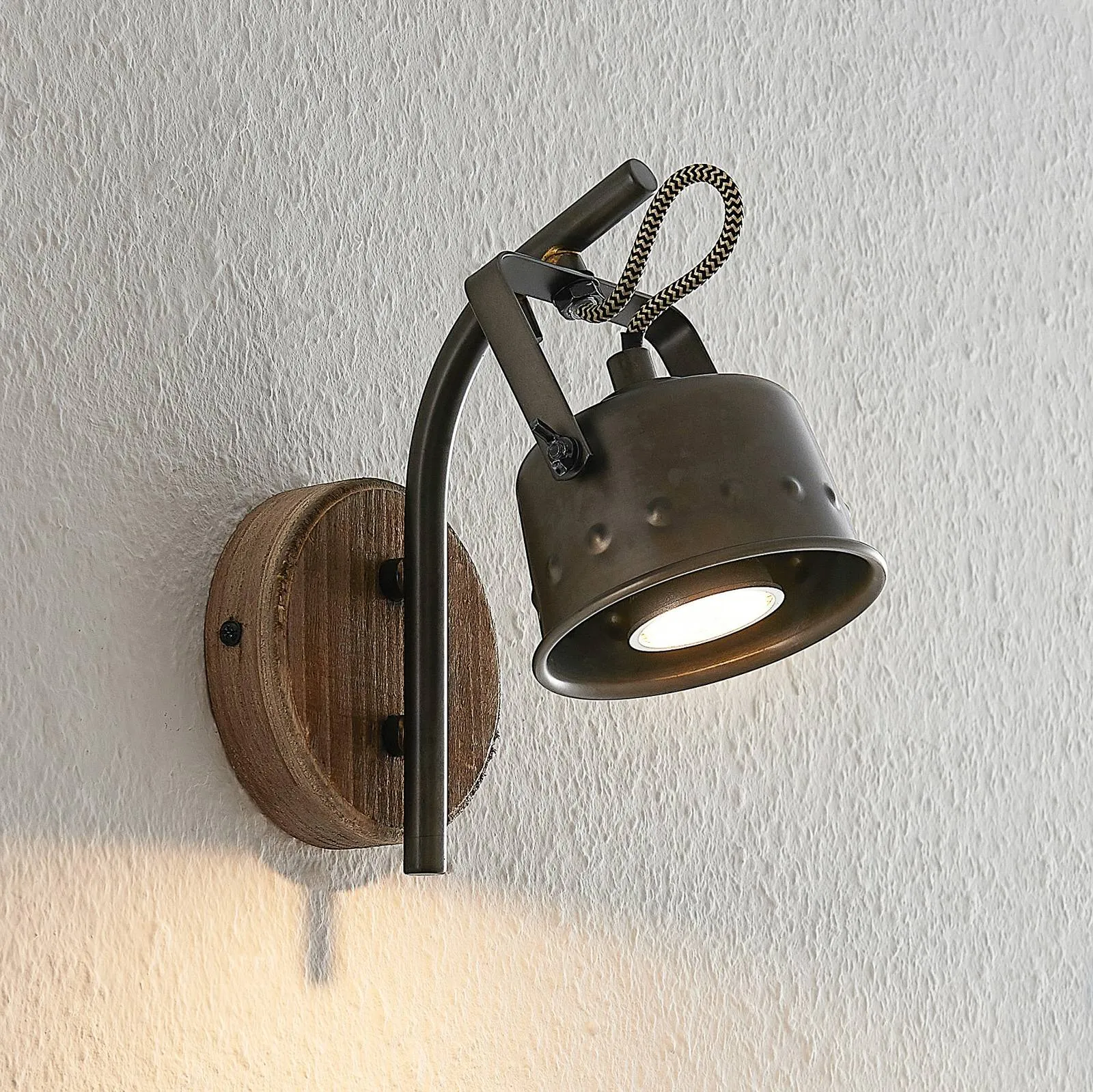 Lindby Rubinjo wall spotlight, wooden element