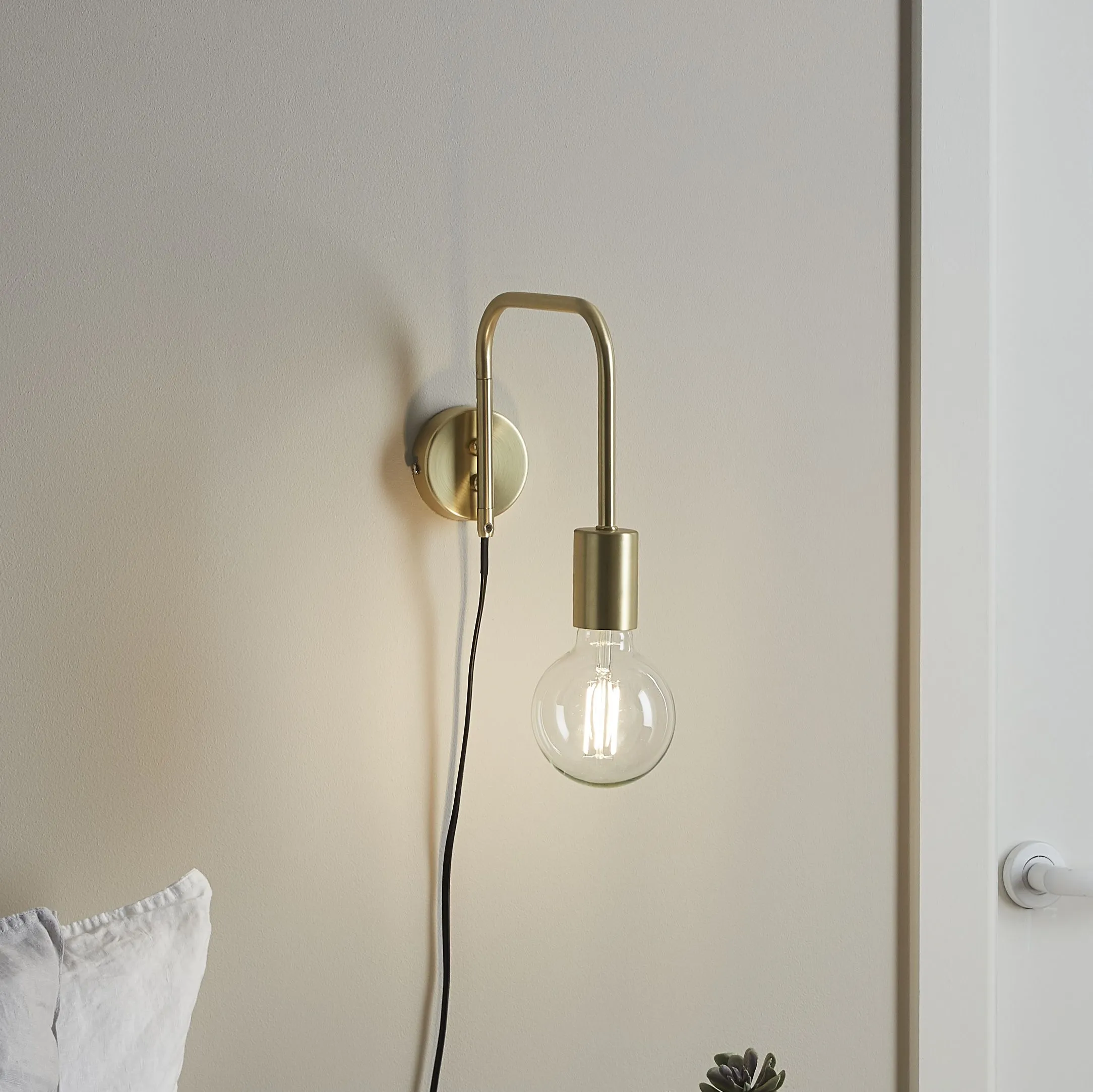 Ghlin Gold effect Plug-in Wall light