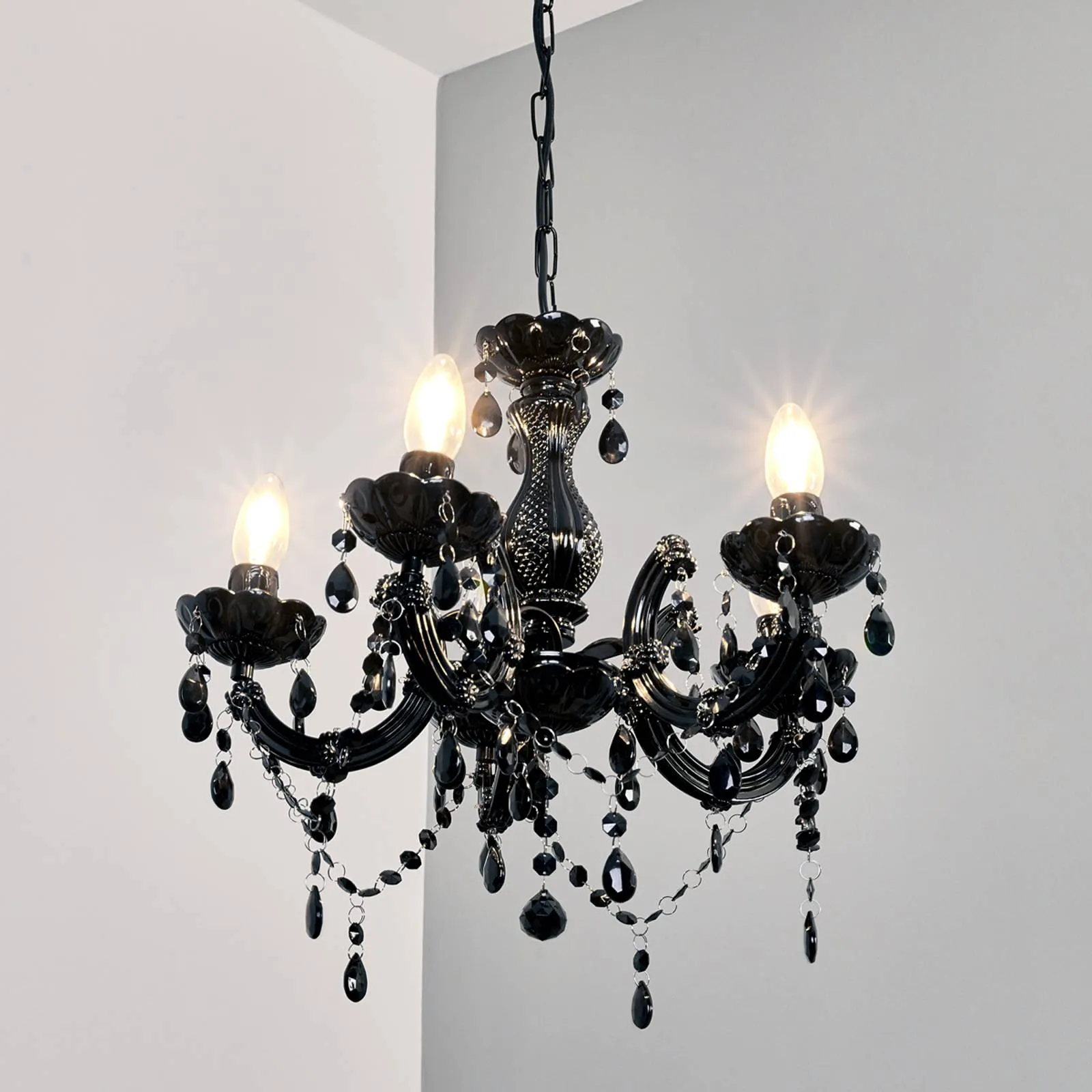 Mysterious-looking Arabesque chandelier, black
