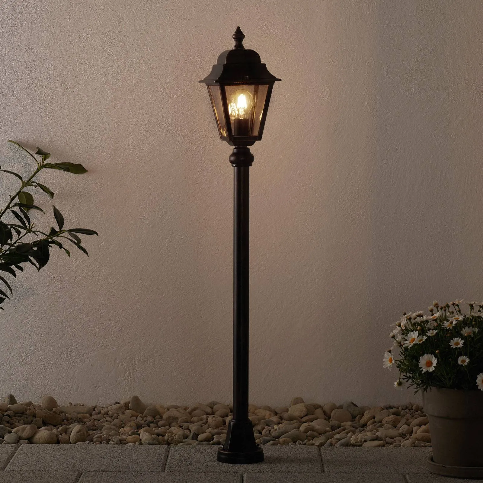 Toulouse path light with an antique design