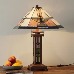 Leondra table lamp in the Tiffany style