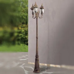 Traditional, 3-bulb lamp post Paula